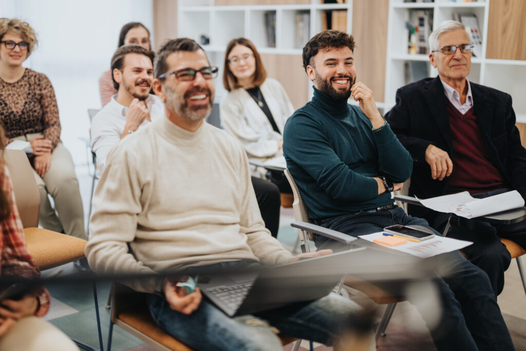Collaborateurs d'une entreprise qui assistent à une conférence sur l'intergénération